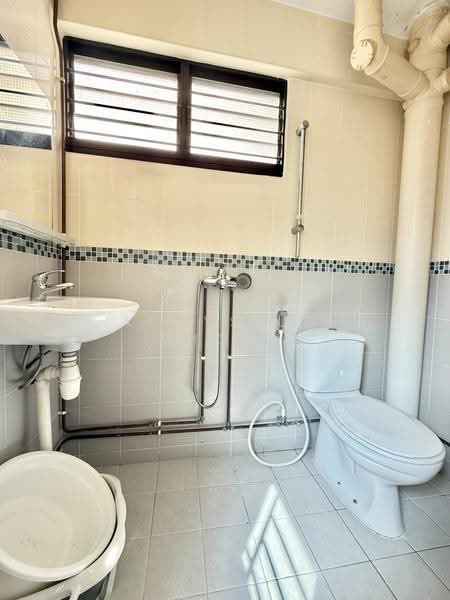 175 Bishan Street 13, 175 Bishan Street 13, Ang Mo Kio / Bishan / Thomson, 3 Bedrooms, 893 sqft, HDB Flat For Sale, by Aloysius Mok, 500284164 - Bathroom - PropertyGuru.com.sg
