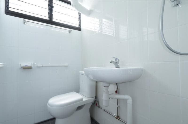 677 Hougang Avenue 8, 677 Hougang Avenue 8, Hougang / Punggol / Sengkang, 2 Bedrooms, 688 sqft, HDB Flat For Sale, by Jessica Lim, 500284175 - Bathroom - PropertyGuru.com.sg