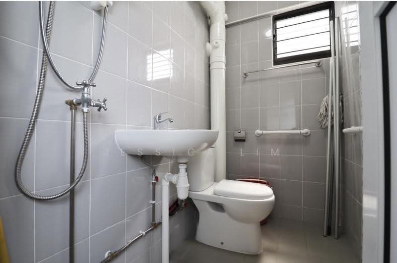 677 Hougang Avenue 8, 677 Hougang Avenue 8, Hougang / Punggol / Sengkang, 2 Bedrooms, 688 sqft, HDB Flat For Sale, by Jessica Lim, 500284175 - Bathroom - PropertyGuru.com.sg