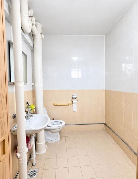 327 Jurong East Street 31, 327 Jurong East Street 31, Boon Lay / Jurong / Tuas, 4 Bedrooms, 1,604 sqft, HDB Flat For Sale, by Jasmine Toh, 500284199 - Bathroom - PropertyGuru.com.sg