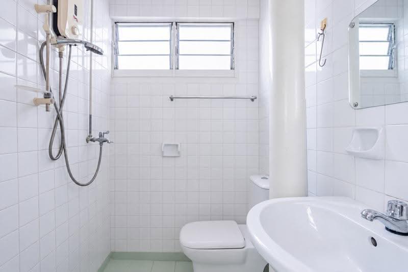 233 Bukit Batok East Avenue 5, 233 Bukit Batok East Avenue 5, Dairy Farm / Bukit Panjang / Choa Chu Kang, 2 Bedrooms, 721 sqft, HDB Flat For Sale, by KOH YONG JIAN, 500284204 - Bathroom - PropertyGuru.com.sg