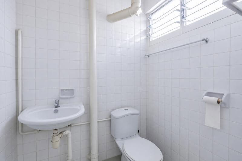 233 Bukit Batok East Avenue 5, 233 Bukit Batok East Avenue 5, Dairy Farm / Bukit Panjang / Choa Chu Kang, 2 Bedrooms, 721 sqft, HDB Flat For Sale, by KOH YONG JIAN, 500284204 - Bathroom - PropertyGuru.com.sg
