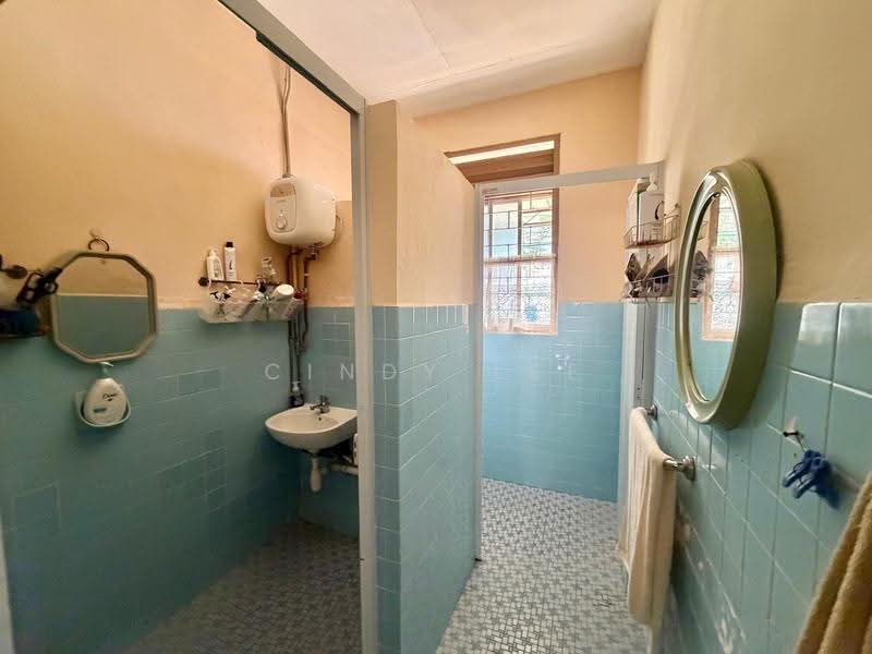 Serangoon Garden Estate, Cooling Close, Hougang / Punggol / Sengkang, 3 Bedrooms, 2,801 sqft, Terraced House For Sale, by Cindy Lee, 500284218 - Bathroom - PropertyGuru.com.sg