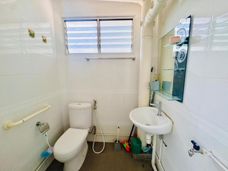 421 Bukit Batok West Avenue 2, 421 Bukit Batok West Avenue 2, Dairy Farm / Bukit Panjang / Choa Chu Kang, 2 Bedrooms, 732 sqft, HDB Flat For Rent, by Steven NG, 500284253 - Bathroom - PropertyGuru.com.sg
