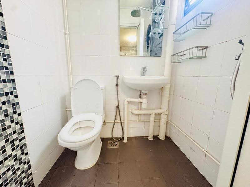 421 Bukit Batok West Avenue 2, 421 Bukit Batok West Avenue 2, Dairy Farm / Bukit Panjang / Choa Chu Kang, 2 Bedrooms, 732 sqft, HDB Flat For Rent, by Steven NG, 500284253 - Bathroom - PropertyGuru.com.sg