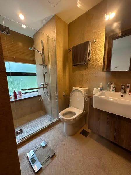 Eleven @ Holland, 11 Holland Link, Tanglin / Holland / Bukit Timah, 5 Bedrooms, 3,822 sqft, Cluster House For Rent, by Jenny Lau Wee Eng, 500284330 - Ensuite bathroom - PropertyGuru.com.sg