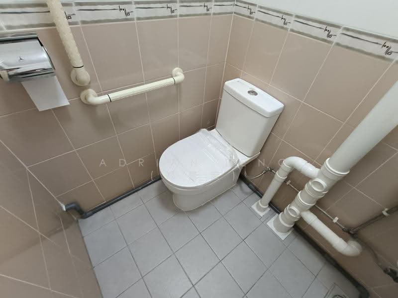 61 Telok Blangah Heights, 61 Telok Blangah Heights, Harbourfront / Telok Blangah, 2 Bedrooms, 721 sqft, HDB Flat For Rent, by Adrian Teng (郑景荣), 500284567 - Bathroom - PropertyGuru.com.sg