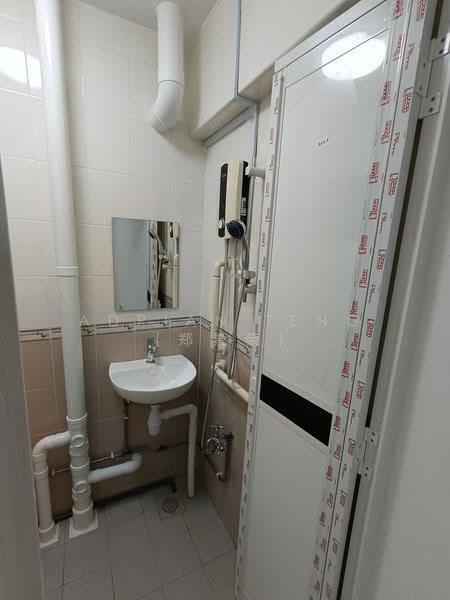 61 Telok Blangah Heights, 61 Telok Blangah Heights, Harbourfront / Telok Blangah, 2 Bedrooms, 721 sqft, HDB Flat For Rent, by Adrian Teng (郑景荣), 500284567 - Bathroom - PropertyGuru.com.sg