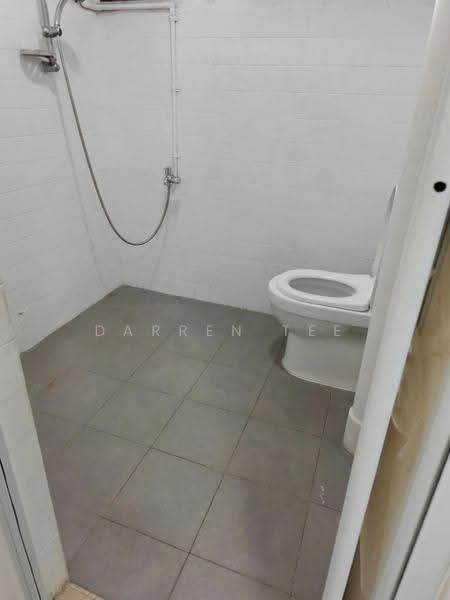 349 Jurong East Avenue 1, 349 Jurong East Avenue 1, Boon Lay / Jurong / Tuas, 3 Bedrooms, 1,125 sqft, HDB Flat For Rent, by Darren Tee, 500284574 - Bathroom - PropertyGuru.com.sg