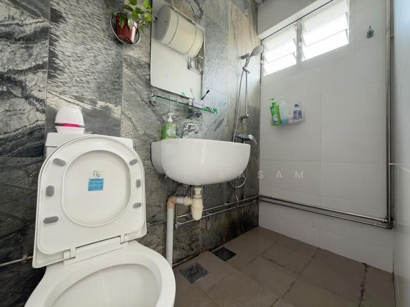 411 Serangoon Central, 411 Serangoon Central, Hougang / Punggol / Sengkang, 3 Bedrooms, 1,141 sqft, HDB Flat For Sale, by Sam Alakasam, 500284579 - Bathroom - PropertyGuru.com.sg