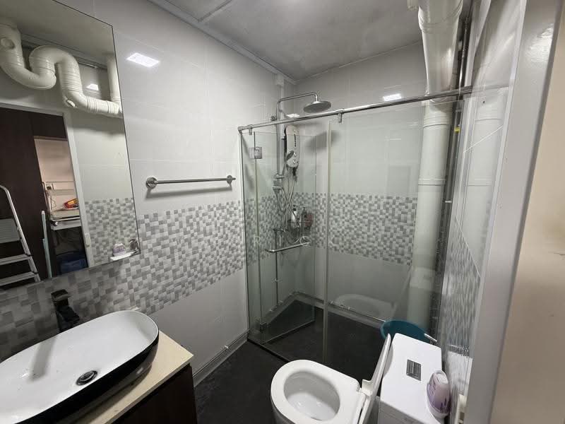274 Toh Guan Road, 274 Toh Guan Road, Boon Lay / Jurong / Tuas, 3 Bedrooms, 1,087 sqft, HDB Flat For Sale, by Warrick ., 500284601 - Bathroom - PropertyGuru.com.sg
