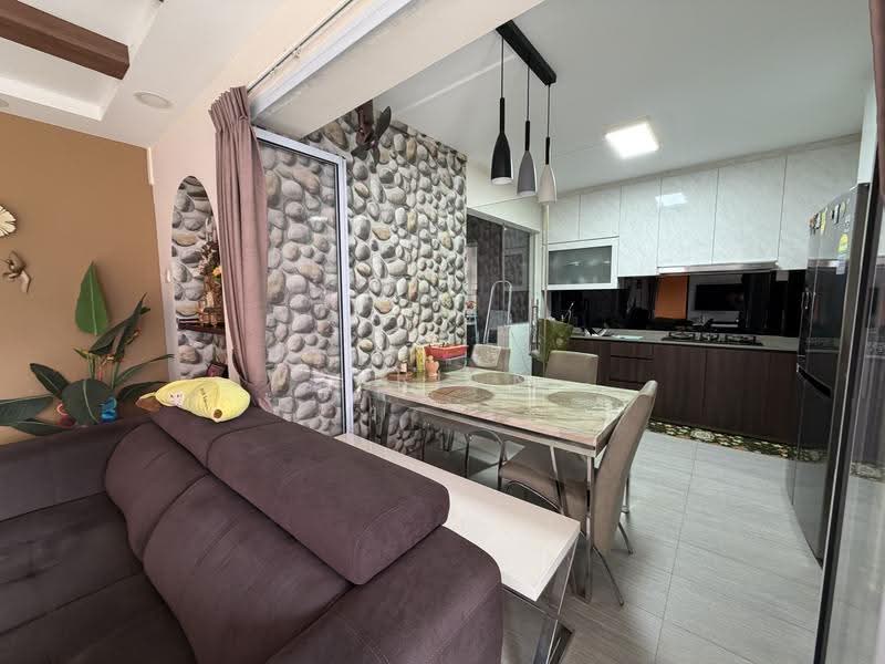 274 Toh Guan Road, 274 Toh Guan Road, Boon Lay / Jurong / Tuas, 3 Bedrooms, 1,087 sqft, HDB Flat For Sale, by Warrick ., 500284601 - Living Room - PropertyGuru.com.sg