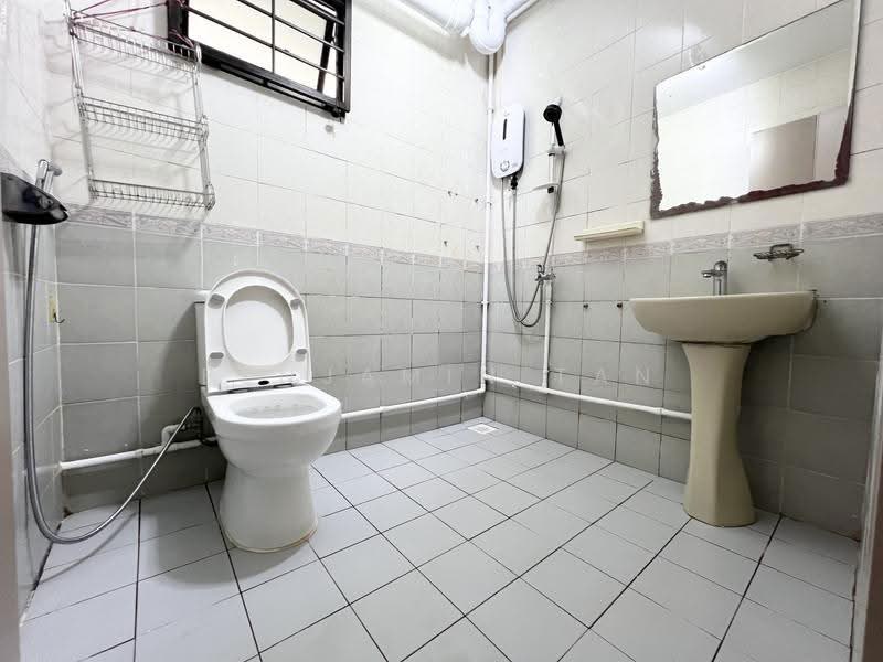 341 Sembawang Close, 341 Sembawang Close, Sembawang / Yishun, 4 Bedrooms, 1,410 sqft, HDB Flat For Rent, by Benjamin Tan, 500284614 - Bathroom - PropertyGuru.com.sg