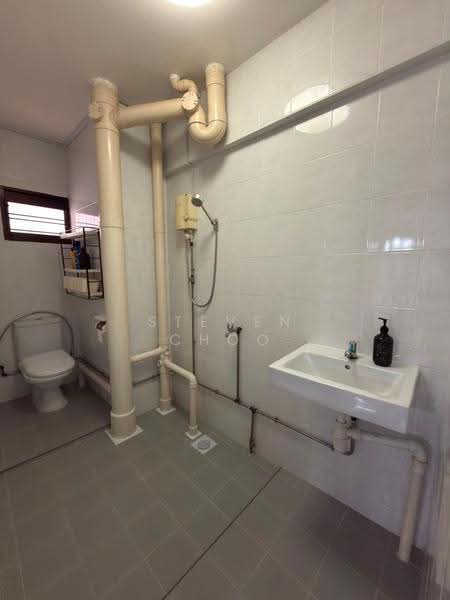 549 Jurong West Street 42, 549 Jurong West Street 42, Boon Lay / Jurong / Tuas, 4 Bedrooms, 1,593 sqft, HDB Flat For Sale, by Steven Choo, 500284650 - Bathroom - PropertyGuru.com.sg