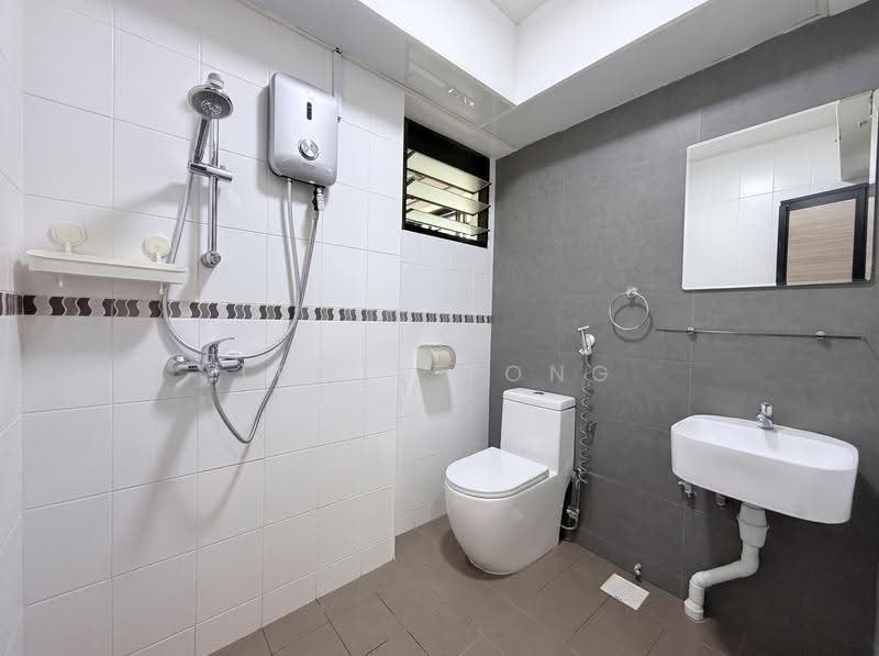 371 Jurong East Street 32, 371 Jurong East Street 32, Boon Lay / Jurong / Tuas, 2 Bedrooms, 689 sqft, HDB Flat For Sale, by Lewis Tong, 500284652 - Bathroom - PropertyGuru.com.sg