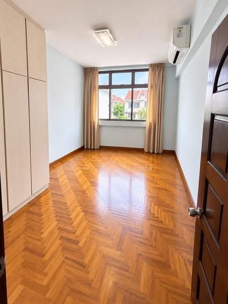 Good Buy! $21xxpsf Large Renovated 2 Sty Terrace 1km Rosyth Sch! Nr Kovan MRT/Mall, Hougang / Punggol / Sengkang, 4 Bedrooms, 2,400 sqft, Terraced House For Sale, by Ray Lim, 500284654 - Bedroom - PropertyGuru.com.sg