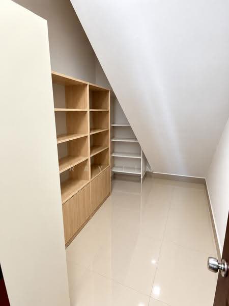 Good Buy! $21xxpsf Large Renovated 2 Sty Terrace 1km Rosyth Sch! Nr Kovan MRT/Mall, Hougang / Punggol / Sengkang, 4 Bedrooms, 2,400 sqft, Terraced House For Sale, by Ray Lim, 500284654 - Store Room - PropertyGuru.com.sg