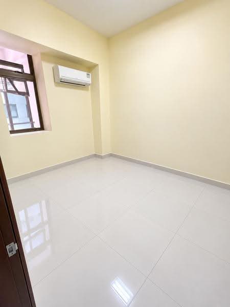 Good Buy! $21xxpsf Large Renovated 2 Sty Terrace 1km Rosyth Sch! Nr Kovan MRT/Mall, Hougang / Punggol / Sengkang, 4 Bedrooms, 2,400 sqft, Terraced House For Sale, by Ray Lim, 500284654 - Granny Room/ Bedroom - PropertyGuru.com.sg