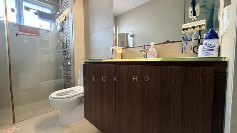 Serangoon Large Terrace for Sale below the 5M mark 546, Hougang / Punggol / Sengkang, 4 Bedrooms, 2,500 sqft, Terraced House For Sale, by Mick Ho, 500284665 - Bathroom - PropertyGuru.com.sg