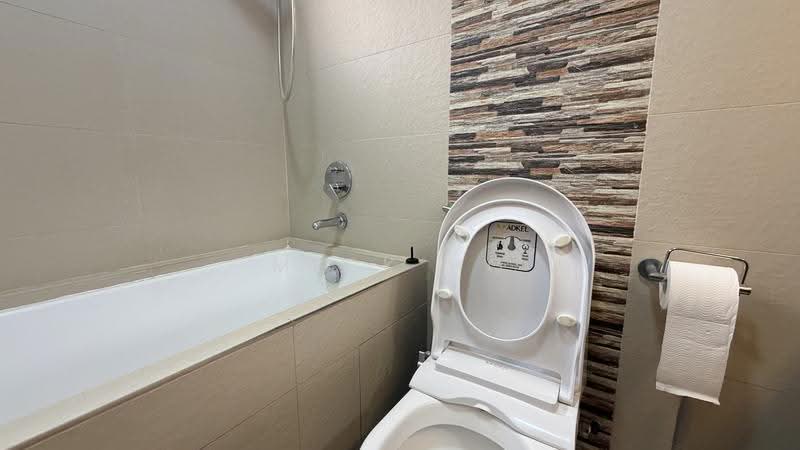 Serangoon Large Terrace for Sale below the 5M mark 546, Hougang / Punggol / Sengkang, 4 Bedrooms, 2,500 sqft, Terraced House For Sale, by Mick Ho, 500284665 - Bathroom - PropertyGuru.com.sg