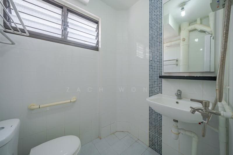 256 Jurong East Street 24, 256 Jurong East Street 24, Boon Lay / Jurong / Tuas, 2 Bedrooms, 721 sqft, HDB Flat For Sale, by Zach Wong, 500284675 - Bathroom - PropertyGuru.com.sg