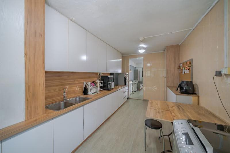 256 Jurong East Street 24, 256 Jurong East Street 24, Boon Lay / Jurong / Tuas, 2 Bedrooms, 721 sqft, HDB Flat For Sale, by Zach Wong, 500284675 - Kitchen - PropertyGuru.com.sg