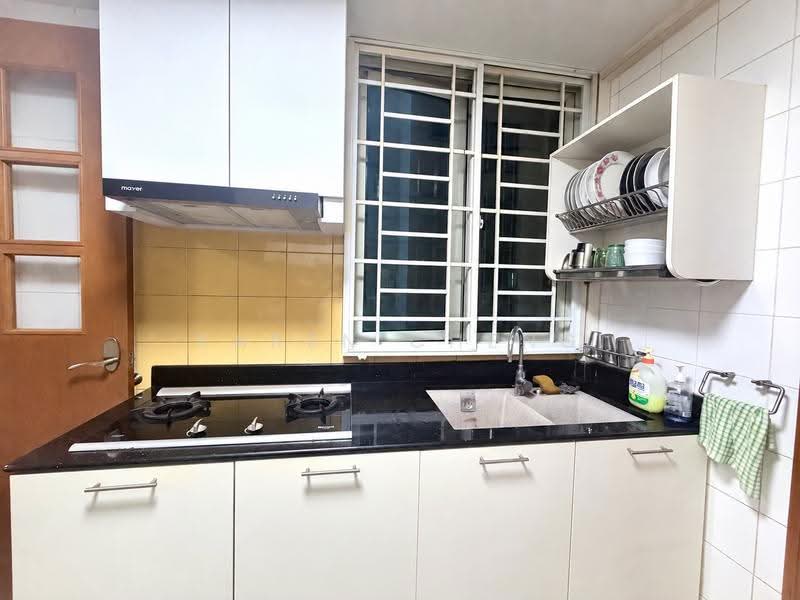Queens, 10 Stirling Road, Alexandra / Commonwealth, 3 Bedrooms, 1,194 sqft, Condominium For Sale, by Karen Cheng, 500284701 - Kitchen - PropertyGuru.com.sg