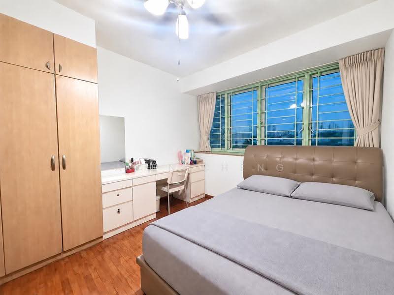 Queens, 10 Stirling Road, Alexandra / Commonwealth, 3 Bedrooms, 1,194 sqft, Condominium For Sale, by Karen Cheng, 500284701 - Bedroom - PropertyGuru.com.sg