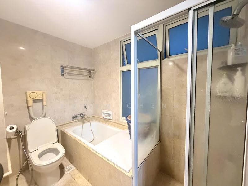 Queens, 10 Stirling Road, Alexandra / Commonwealth, 3 Bedrooms, 1,194 sqft, Condominium For Sale, by Karen Cheng, 500284701 - Bathroom - PropertyGuru.com.sg