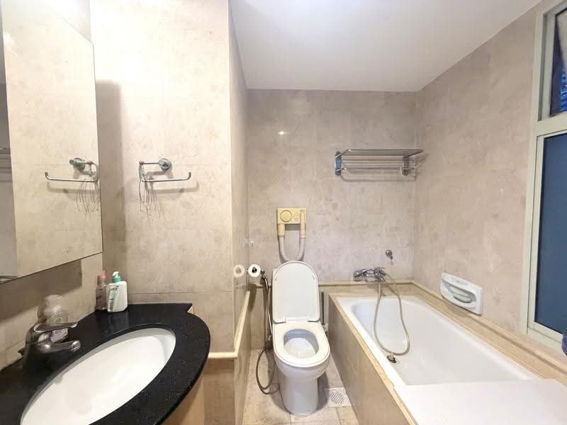 Queens, 10 Stirling Road, Alexandra / Commonwealth, 3 Bedrooms, 1,194 sqft, Condominium For Sale, by Karen Cheng, 500284701 - Bathroom - PropertyGuru.com.sg