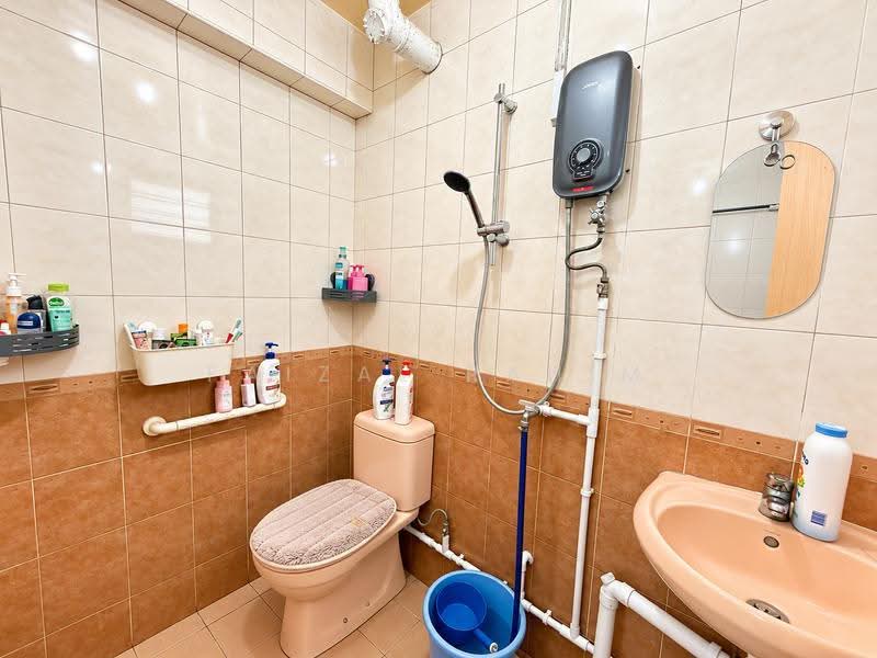 231 Bukit Batok East Avenue 5, 231 Bukit Batok East Avenue 5, Dairy Farm / Bukit Panjang / Choa Chu Kang, 2 Bedrooms, 743 sqft, HDB Flat For Sale, by Faizal Rahim, 500284704 - Bathroom - PropertyGuru.com.sg