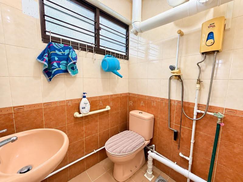231 Bukit Batok East Avenue 5, 231 Bukit Batok East Avenue 5, Dairy Farm / Bukit Panjang / Choa Chu Kang, 2 Bedrooms, 743 sqft, HDB Flat For Sale, by Faizal Rahim, 500284704 - Bathroom - PropertyGuru.com.sg