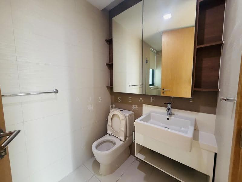 Soleil @ Sinaran, 2 Sinaran Drive, Newton / Novena, 2 Bedrooms, 958 sqft, Condominium For Sale, by Eumaus Seah ( E 谢 健 来), 500284735 - Bathroom - PropertyGuru.com.sg