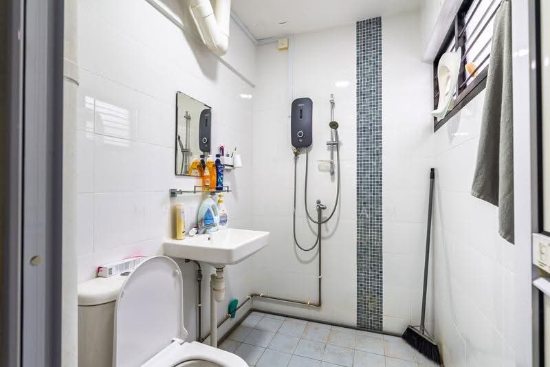 141 Tampines Street 12, 141 Tampines Street 12, Pasir Ris / Tampines, 3 Bedrooms, 1,141 sqft, HDB Flat For Sale, by Matthew Lam, 500284739 - Bathroom - PropertyGuru.com.sg