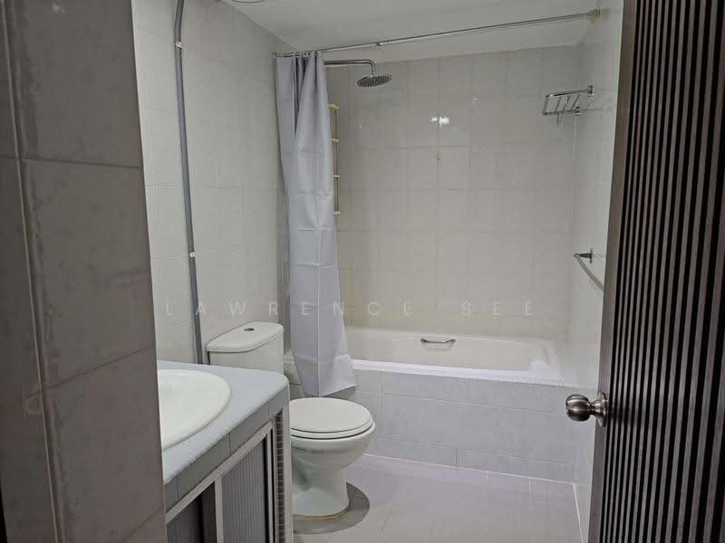 Ridgewood Condominium, 1 Ridgewood Close, Tanglin / Holland / Bukit Timah, 5 Bedrooms, 1,744 sqft, Condominium For Rent, by Lawrence See, 500284788 - Bathroom - PropertyGuru.com.sg