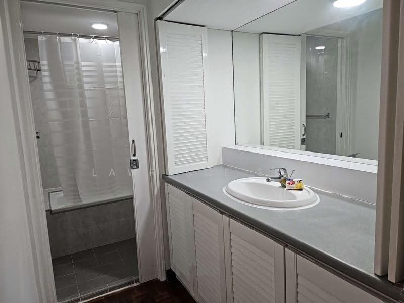 Ridgewood Condominium, 1 Ridgewood Close, Tanglin / Holland / Bukit Timah, 5 Bedrooms, 1,744 sqft, Condominium For Rent, by Lawrence See, 500284788 - Bathroom - PropertyGuru.com.sg