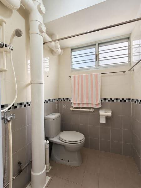 130 Bedok North Street 2, 130 Bedok North Street 2, Bedok / Upper East Coast, 3 Bedrooms, 990 sqft, HDB Flat For Sale, by Chua RenJie (RJ), 500284852 - Bathroom - PropertyGuru.com.sg