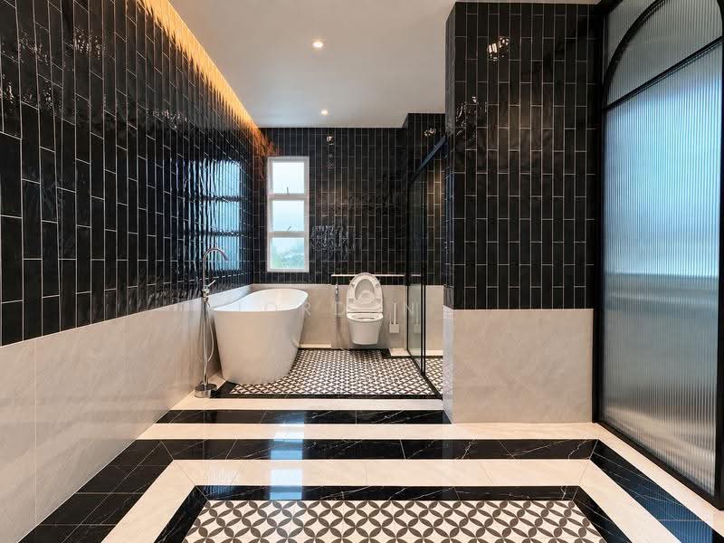 Sunrise avenue, Seletar / Yio Chu Kang, 5 Bedrooms, 3,097 sqft, Terraced House For Sale, by Jordan ., 500284926 - Master Bathroom (Third floor) - PropertyGuru.com.sg