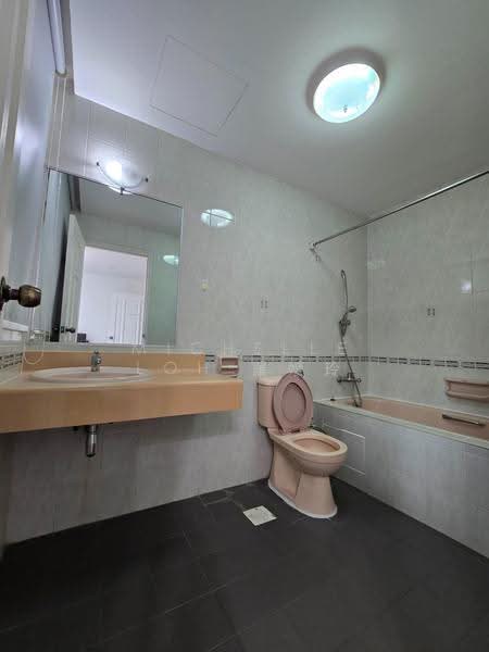 Versailles, 133 Hemmant Road, East Coast / Marine Parade, Room Rental, 150 sqft, Condominium For Rent, by Michelle Loh 羅嬡玲, 500284930 - Bathroom - PropertyGuru.com.sg