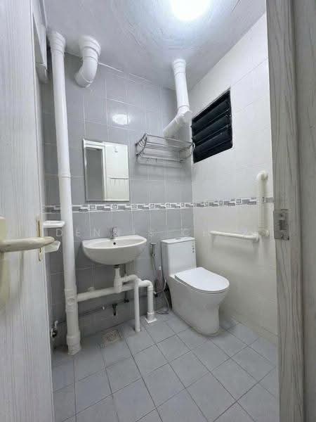 533 Bedok North Street 3, 533 Bedok North Street 3, Bedok / Upper East Coast, 3 Bedrooms, 990 sqft, HDB Flat For Sale, by Dennis Chua, 500284961 - Toilet - PropertyGuru.com.sg