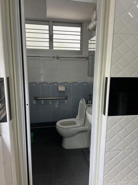 320 Clementi Avenue 4, 320 Clementi Avenue 4, Buona Vista / West Coast / Clementi New Town, 2 Bedrooms, 861 sqft, HDB Flat For Rent, by Kelly Ang, 500284963 - Bathroom - PropertyGuru.com.sg