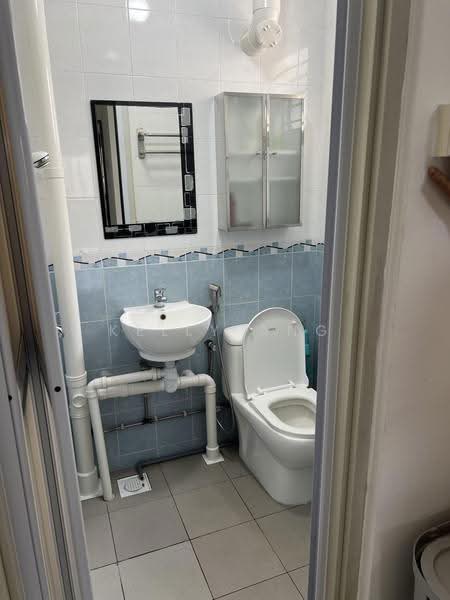 320 Clementi Avenue 4, 320 Clementi Avenue 4, Buona Vista / West Coast / Clementi New Town, 2 Bedrooms, 861 sqft, HDB Flat For Rent, by Kelly Ang, 500284963 - Bathroom - PropertyGuru.com.sg