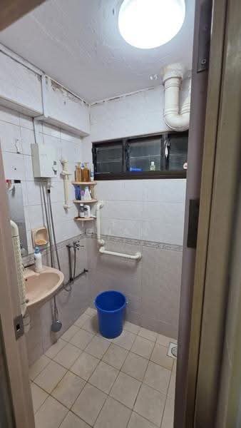 31 Marine Crescent, 31 Marine Crescent, East Coast / Marine Parade, 2 Bedrooms, 700 sqft, HDB Flat For Sale, by Irene Chan, 500284990 - Bathroom - PropertyGuru.com.sg