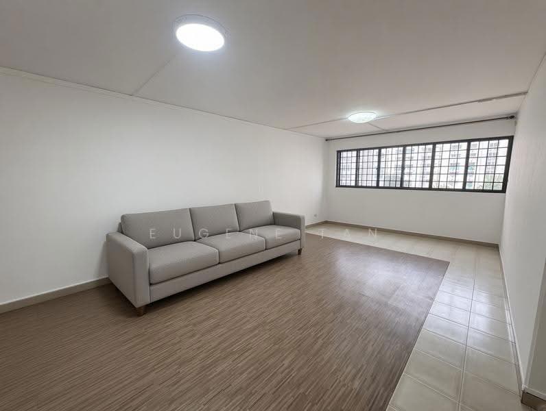 220 Jurong East Street 21, 220 Jurong East Street 21, Boon Lay / Jurong / Tuas, 3 Bedrooms, 1,270 sqft, HDB Flat For Sale, by Eugene Tan, 500284995 - Living Room - PropertyGuru.com.sg
