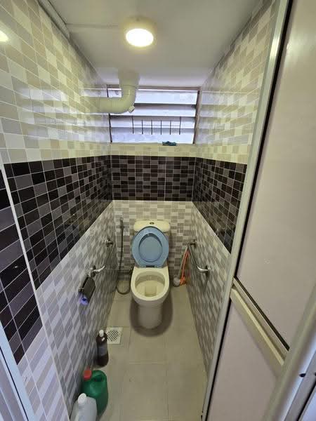 16 Eunos Crescent, 16 Eunos Crescent, Eunos / Geylang / Paya Lebar, 2 Bedrooms, 635 sqft, HDB Flat For Rent, by Gina Lim, 500285001 - Bathroom - PropertyGuru.com.sg