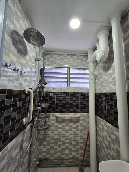 16 Eunos Crescent, 16 Eunos Crescent, Eunos / Geylang / Paya Lebar, 2 Bedrooms, 635 sqft, HDB Flat For Rent, by Gina Lim, 500285001 - Bathroom - PropertyGuru.com.sg