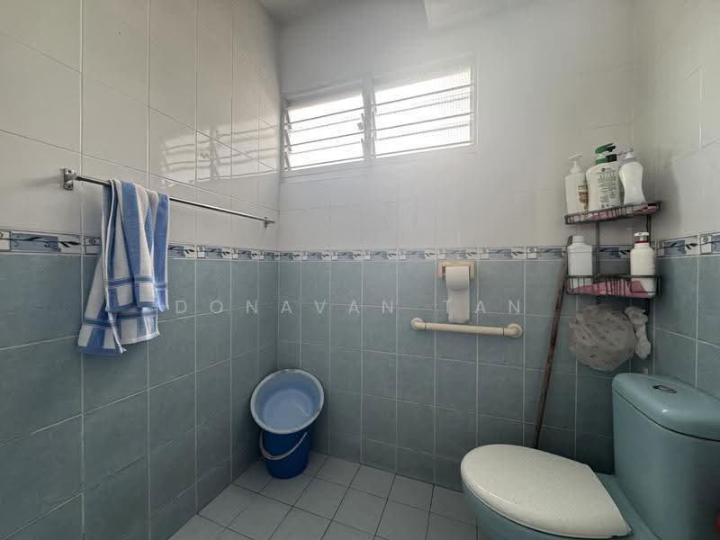557 Jurong West Street 42, 557 Jurong West Street 42, Boon Lay / Jurong / Tuas, Room Rental, 100 sqft, HDB Flat For Rent, by Donavan Tan, 500285047 - Bathroom - PropertyGuru.com.sg