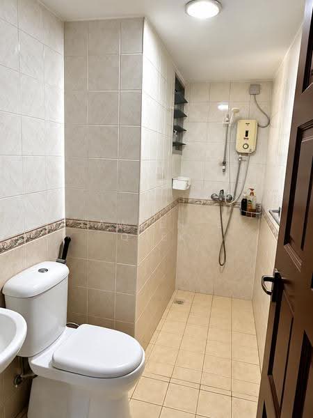 52 Strathmore Avenue, 52 Strathmore Avenue, Alexandra / Commonwealth, Room Rental, 150 sqft, HDB Flat For Rent, by Lawrence Quek, 500285066 - Bathroom - PropertyGuru.com.sg