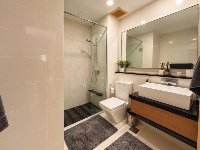 Marina Bay Residences, Boat Quay / Raffles Place / Marina, 4 Bedrooms, 2,379 sqft, Condominium For Sale, by Jordan ., 500285096 - Common Bathroom 1 - PropertyGuru.com.sg