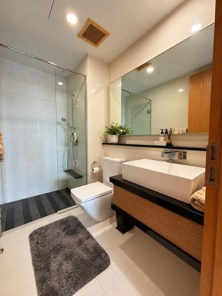 Marina Bay Residences, Boat Quay / Raffles Place / Marina, 4 Bedrooms, 2,379 sqft, Condominium For Sale, by Jordan ., 500285096 - Common Bathroom 2 - PropertyGuru.com.sg